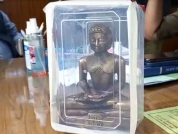 बरामद मूर्ति।