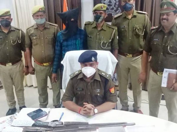 पुलिस की गिरफ्त में हथियार तस्कर।