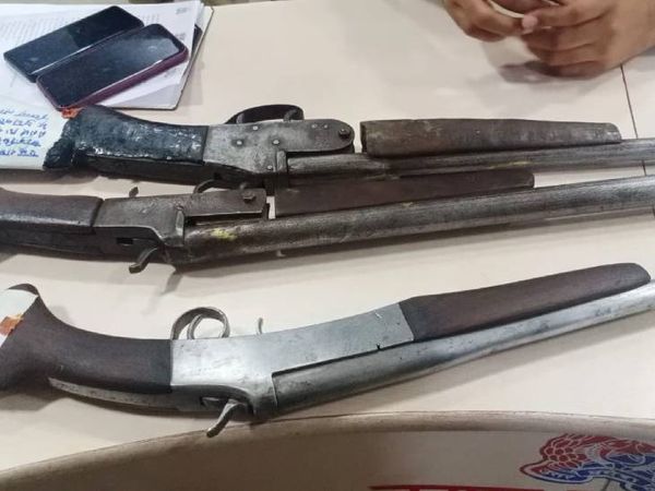 आरोपी के कब्जे से बरामद हथियार।