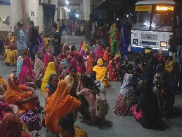 रोडवेज बस स्टैंड पर बसों के इंतजार में बैठी महिलाएं