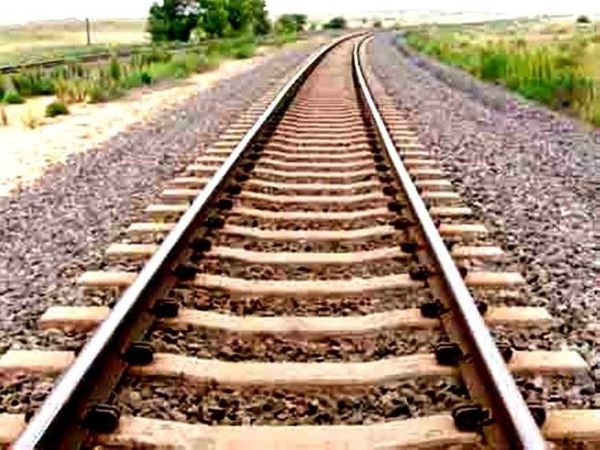 12वीं की छात्रा ने प्रेमी के साथ जान दी: 3 महीने बाद होनी थी शादी, 2 दिन पहले घर से भागी, दोनों इधर-उधर भटकते रहे; फिर ट्रेन के आगे कूदे