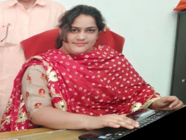 स्कूल में काम करते हुए गौतम