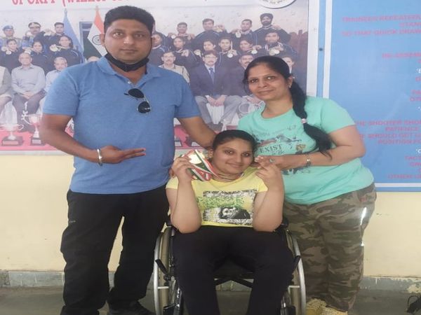 पैरालंपिक नैशनल शूटिंग चैंपियनशिप में 7वीं कक्षा की छात्रा सिमरन ने कांस्य पदक पर निशाना लगाया। - Dainik Bhaskar