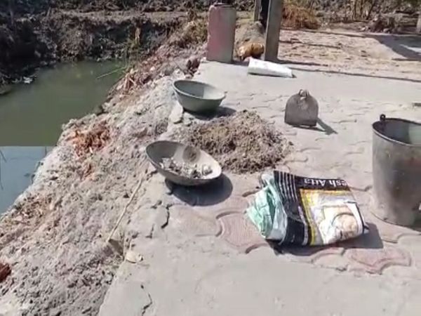 परिजनों का आरोप है कि कर्मचारियों ने अस्थियां नाले में फेंक दी।