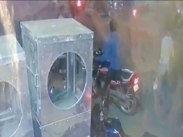 छात्र को आता देख बाइक पर सवार होकर तैयार है लुटेरा, करीब 100 कदम की दूरी पर छात्र को लूट कर भाग गया