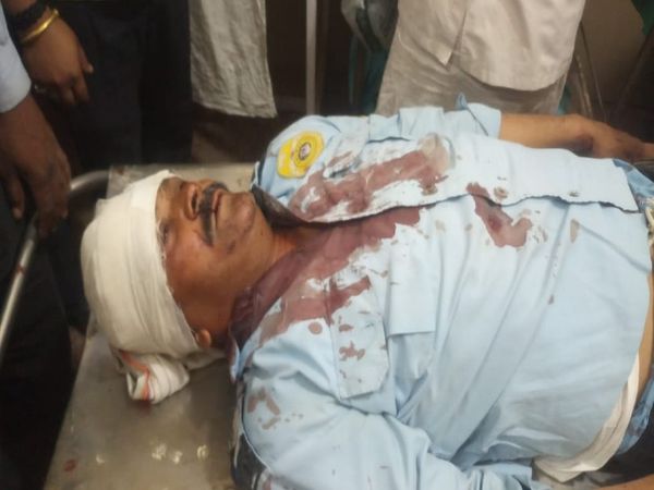 घायल सिक्योरिटी गार्ड किशनवीर सिंह, यह बदमाशों से नहीं भिड़ता तो लूट को रोक पाना मुश्किल था, बदमाशों ने तीन गोलियां चलाई हैं