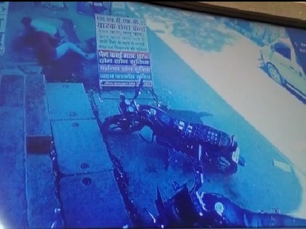 ATM कैश वैन को लूटने आए बदमाशों को एक बार तो स्टाफ ने सड़क पर पटक लिया था, लेकिन दूसरे साथी ने पीछे से फायरिंग कर दी, इसके बाद बदमाश भाग गए