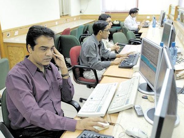 BSE पर 2,212 शेयरों में कारोबार हो रहा है। 1,517 शेयरों में बढ़त और 593 में गिरावट है। -फाइल फोटो - Dainik Bhaskar