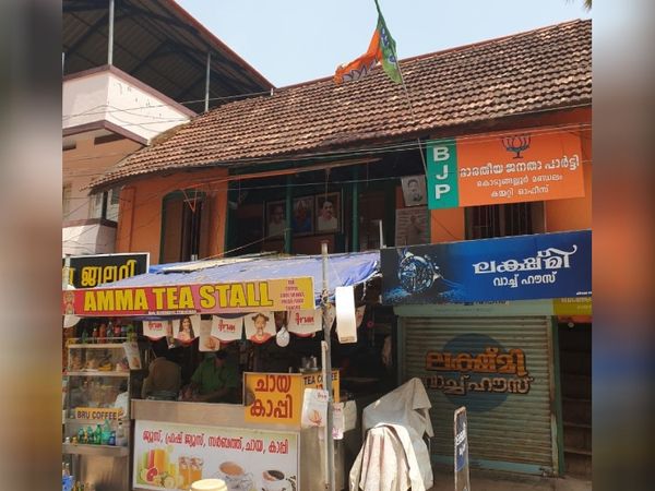 मस्जिद से थोड़ी दूर आगे बढ़ने पर एक मंदिर है। मंदिर परिसर के अंदर कुछ दुकानें हैं, इन्हीं के बीच में भाजपा का कार्यालय भी है।