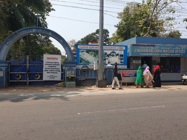 तस्वीर मस्जिद परिसर के मुख्य गेट की है, जो अभी बंद है। यह त्रिशूर से करीब 40 किमी और कोच्चि से करीब 35 किमी दूर मेथला गांव में स्थित है।