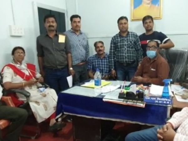 कार्रवाई करती हुई लोकायुक्त पुलिस की टीम।