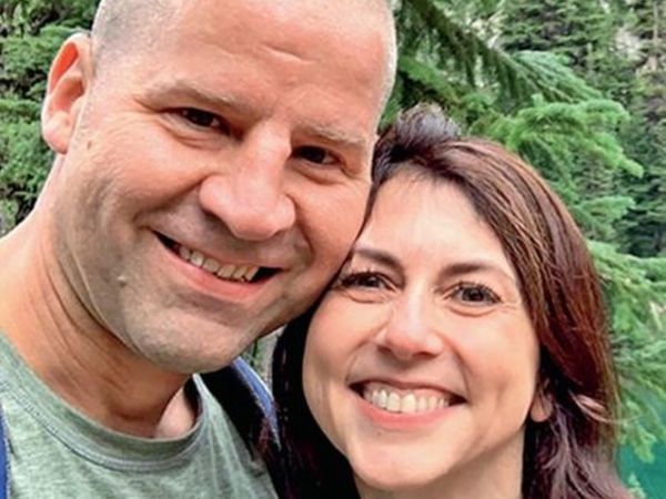 McKenzie Scott, the former wife of Amazon founder Jeff Bezos, has moved home for the second time. She is married to Dan Javett, a science teacher at their children's school Lakeside in Seattle, USA. - Dainik Bhaskar