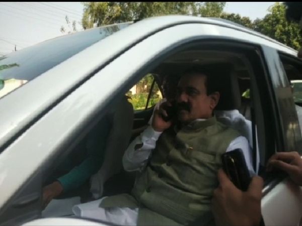 ग्वालियर प्रवास के दौरान अपने बंगले से डबरा के लिए निकलते गृहमंत्री नरोत्तम मिश्रा, हाल ही में उन्हें बंगाल में कुछ इलाकों में निगरानी की जिम्मेदारी मिली है