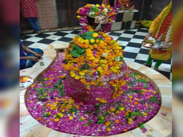 अचलेश्वर मंदिर पर भगवान शिव की पिंडी फूलों से सजाई गई है