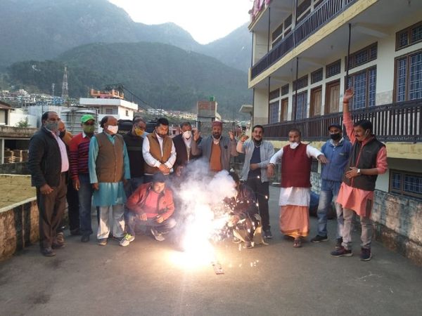 त्रिवेंद्र सिंह रावत के मुख्यमंत्री पद से हटाए जाने की खुशी में गंगोत्री में पुरोहितों ने आतिशबाजी की थी। रावत ने मंगलवार को राज्यपाल को अपना इस्तीफा सौंपा था।