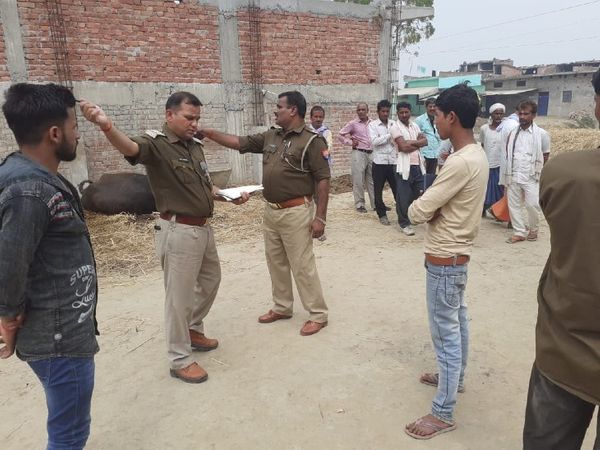 यूपी के बहराइच में बेखौफ बदमाशों ने एक होमगार्ड को गोली मार दी। गंभीर हालत में उसे अस्पताल में भर्ती कराया गया है। मौके पर पहुंचकर पूछताछ करती पुलिस। - Dainik Bhaskar