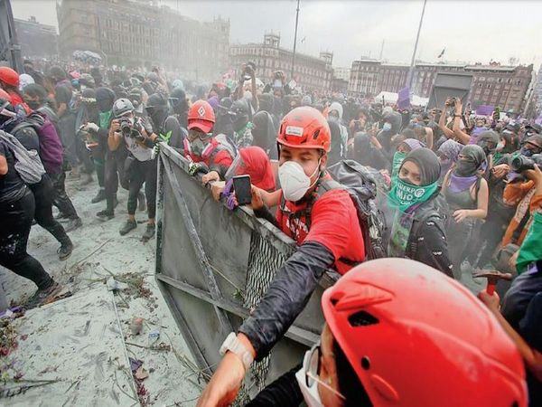 On Monday, the women came out to besiege the Rashtrapati Bhavan to demand that Obrador step down. As soon as the police stopped them, they erupted. - Dainik Bhaskar