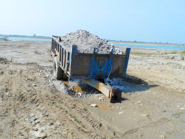 मातृ सदन में अनशन कर रहे संत कहते हैं कि हरिद्वार में गंगा पर किसी भी तरह का खनन पूरी तरह बंद होना चाहिए।