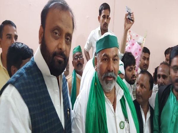 UP के पूर्व कैबिनेट मंत्री ओम प्रकाश सिंह के साथ किसान नेता राकेश टिकैत। - Dainik Bhaskar