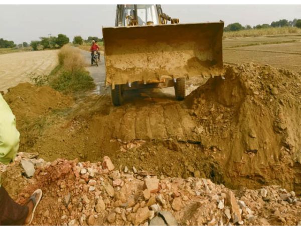 चंबल पेयजल योजना:बिना मंजूरी के 6 महीने में ही खोद डालीं 28 सड़कें, अब 125 गांवों के लोग परेशान