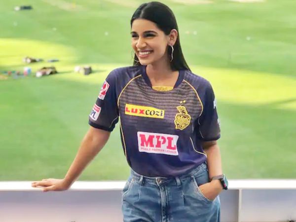 संजना IPL के पिछले सीजन में कोलकाता नाइट राइडर्स के फैन शो का हिस्सा रहीं थीं।