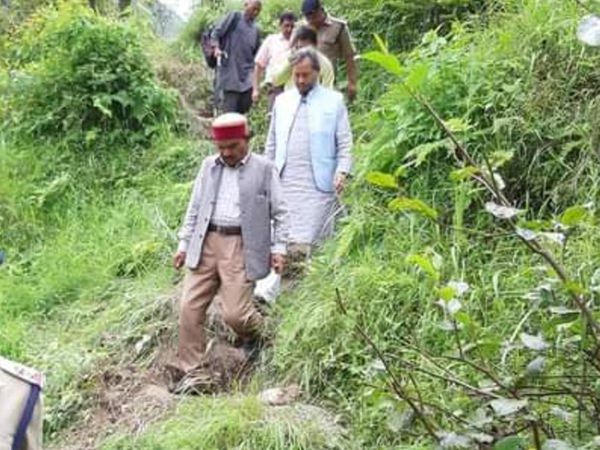 तीरथ सिंह की गिनती सादगी पसंद और तड़क-भड़क से दूर रहने वाले नेताओं में की जाती है।