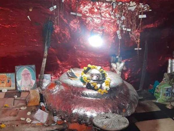 यहां से चुराए चांदी का छत्र, कलश व नकदी