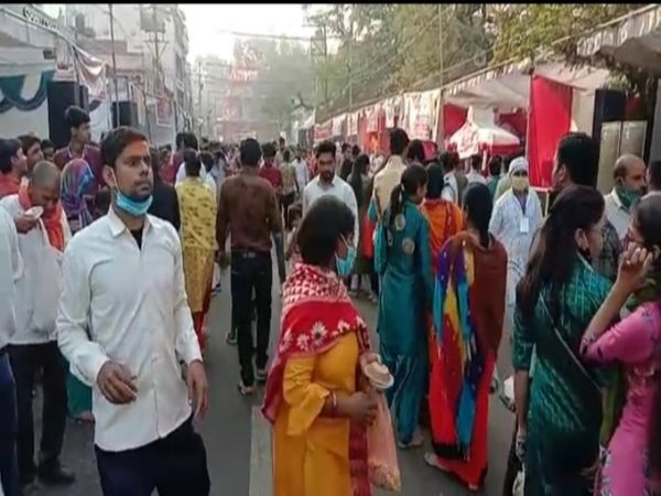 शहर के मंदिरों के बाहर इस तरह रही भीड़, दर्शन करने भक्तों को लंबी लाइन में लगना पड़ा, एक-एक घंटे बाद हुए दर्शन
