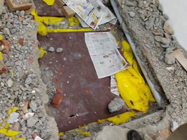 बेसमेंट के कमरे में जमीन में गाड़ रखे थे लोहे के बक्से, जिनमें चांदी की सिल्लियां रखी थी