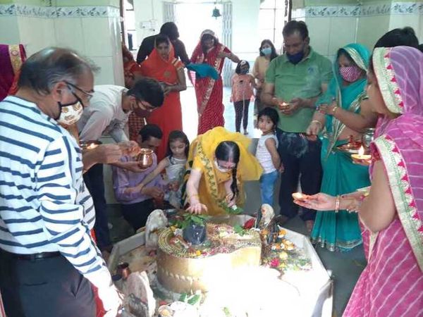 ब्यावर के शिव मन्दिर में पूजा अर्चना करते श्रद्धालु-नवीन गर्ग