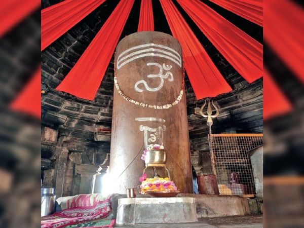 किवदंती है कि यह शिवलिंग हर वर्ष एक चावल के दाने के बराबर ऊपर बढ़ता है।