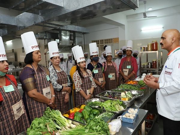 कुकिंग के टिप्स समझाते शेफ।