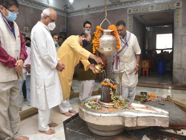 BHU के VC प्रो.राकेश भटनागर ने विश्वविद्यालय स्थित श्री विश्वनाथ मंदिर में जलाभिषेक किया। रेक्टर प्रो. वीके शुक्ला, चीफ प्रॉक्टर प्रो. आनंद चौधरी समेत विश्वविद्यालय के शिक्षक, अधिकारी भी उपस्थित रहे।