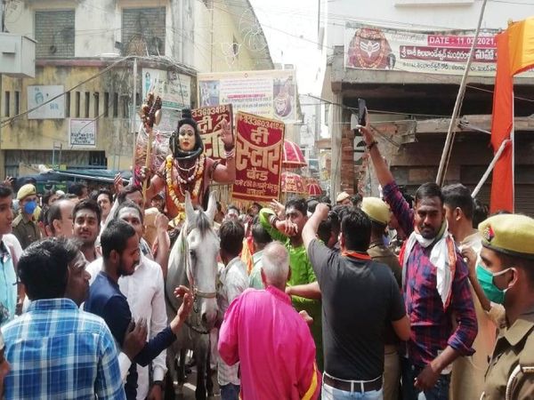 महादेव घोड़े पर सवार होकर निकले।