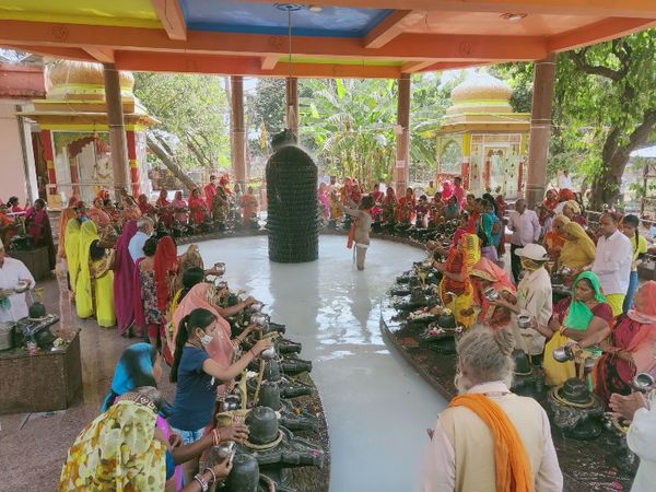नेपाल के पशुपति नाथ मंदिर के बाद देश का इकलौता ऐसा शिवालय (तीर्थ) है जहां भक्त एक साथ 525 शिवलिंग के दर्शन कर पाते है।