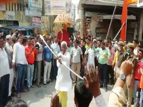 शिव बारात में लाठी से करतब दिखाते।