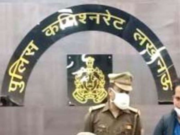 UP की राजधानी में एक आत्महत्या के मामले में परिजन एक महिला IPS के खिलाफ मामला दर्ज कराने पहुंचे हैं। अभी उनका मामला दर्ज नहीं हो पाया है। - Dainik Bhaskar