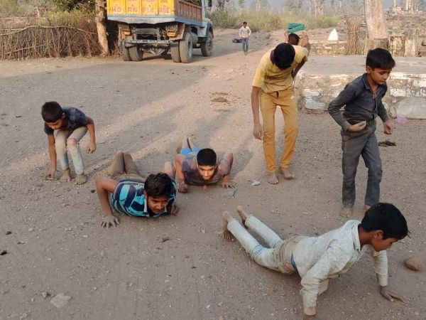 महाशिवरात्रि के दिन मंदिर में इस तरह बच्चे भी दण्डौती लगाते हुए पहुंचे। मंदिर में शिव का अभिषेक करते भक्त।