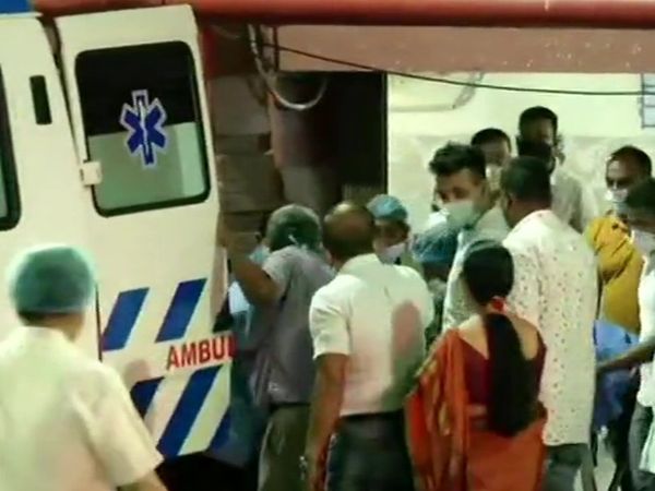 ममता बनर्जी को अस्पताल की दूसरी इमारत में शिफ्ट करते हुए मेडिकल स्टाफ। TMC नेता अभिषेक बनर्जी भी इस दौरान मौजूद थे।