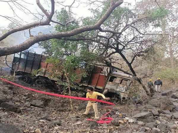 फायर ब्रिगेड की टीम ने बुझाई आग।