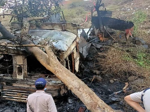 घटनास्थल पर पहुंची खमरिया पुलिस और अधिकारी।