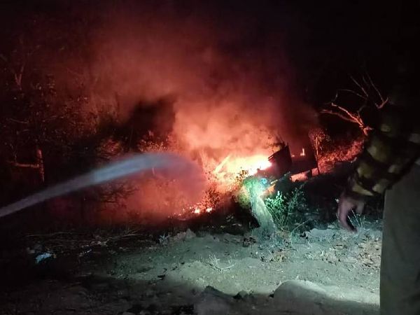 हादसे के बाद बाइक में पहले आग लगी और फिर पूरा ट्रक धूं-धूं कर जल गया।