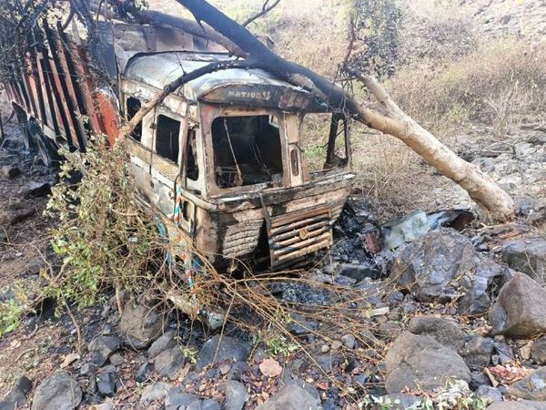 हादसे के बाद इस तरह हो गई ट्रक की हालत।