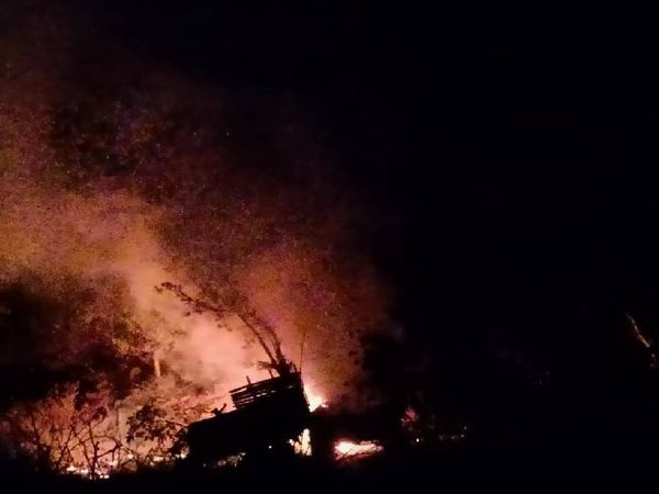 हादसे के बाद आगे के शोले में तब्दील हो गया ट्रक।