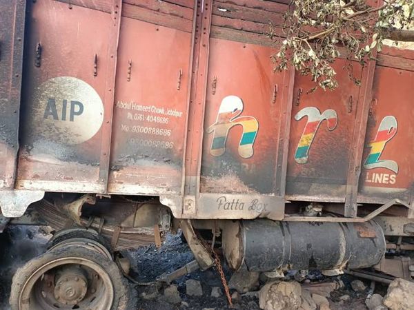 ट्रक के डाला का एक हिस्सा ही बच पाया है।