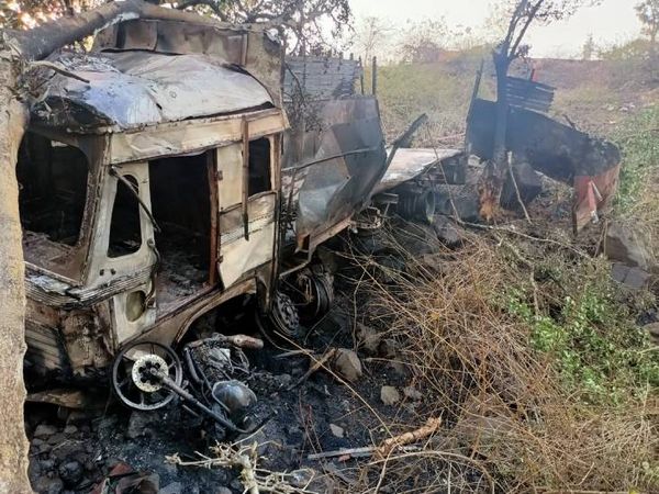 ट्रक व बाइक पूरी तरह से जलकर राख बन चुकी है।