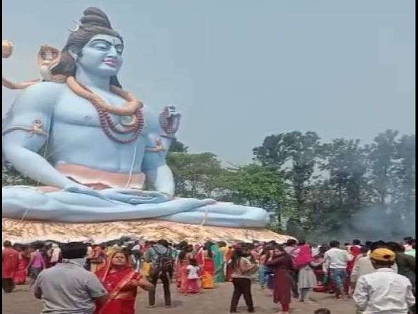 कचनार सिटी में महादेव की प्रतिमा का दर्शन करने पहुंचे भक्त।