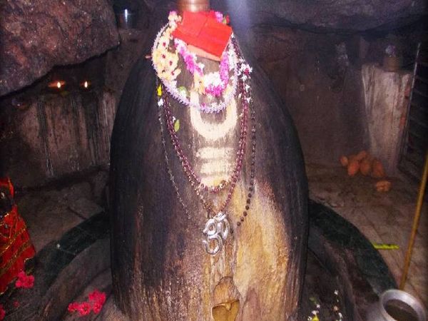 गुप्तेश्वर मंदिर में सुबह से लगा भक्तों का लगा रहा तांता।