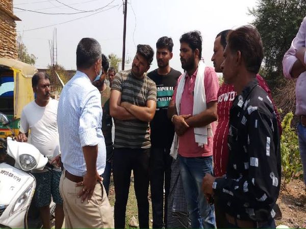 एएसपी ग्रामीण शिवेश सिंह बघेल को ग्रामीणों ने कच्ची शराब बनाने वालों के बताएं नाम।