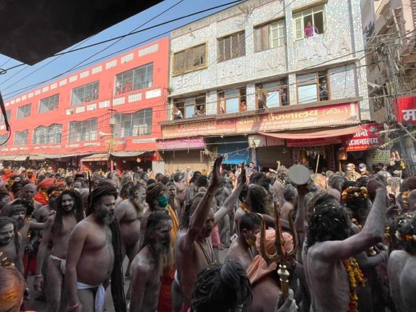 शाही स्नान के लिए हर की पौड़ी घाट पर जाते जूना अखाड़े के नागा साधु।